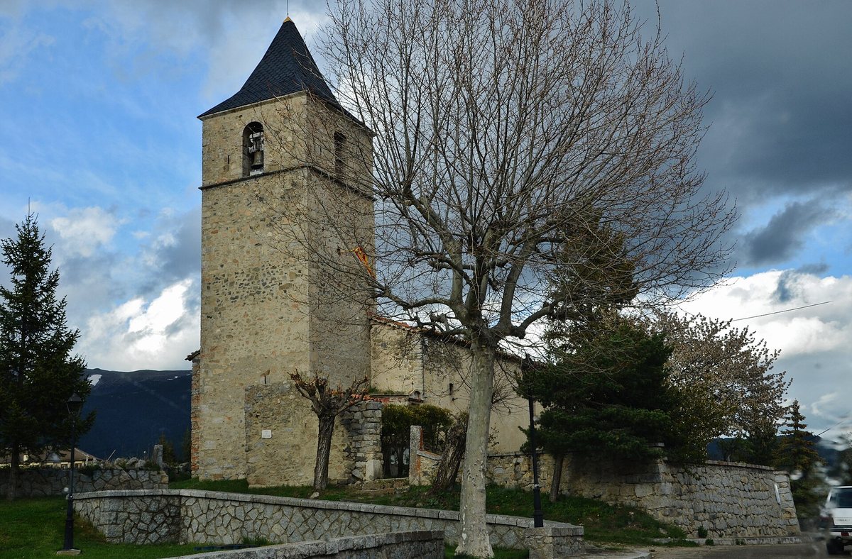 El campanario de Sant Pere de Lles, con su tejado piramidal