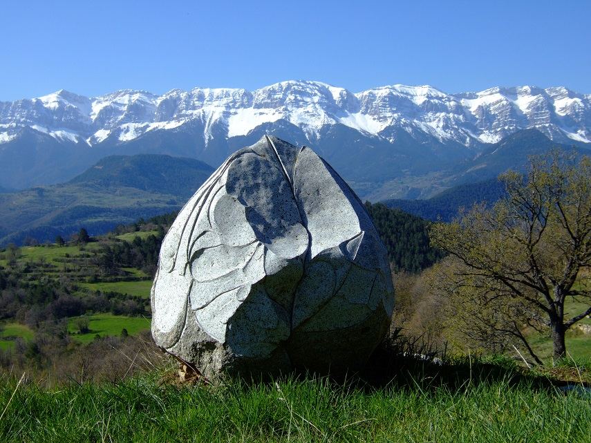 Granite boulders carved with faces at the Rocaviva labyrinth