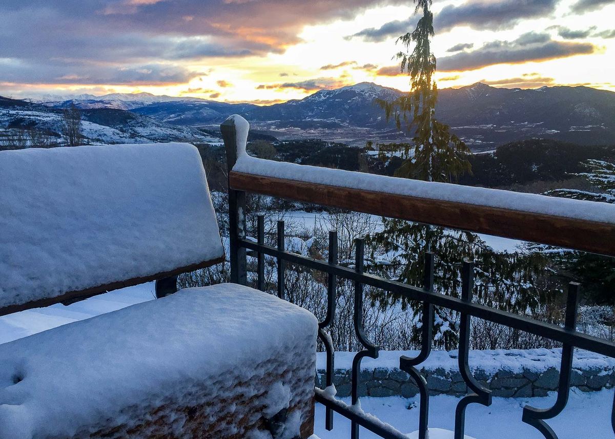 La terraza nevada al atardecer